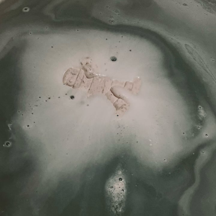 review photo of LUSH Fresh Handmade Cosmetics “I Want My Mummy” Bath Bomb shared by @alexanicole on 01 Nov 2022 - review