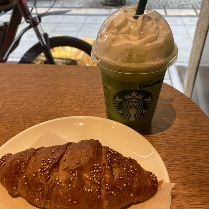 review photo of Starbucks Torino frappuccino con latte di soia e the matcha shared by @francusmenia on 19 Oct 2022 - review