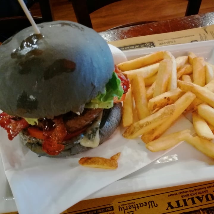 photo of Binario Magic Pub Hamburger Di Asticello shared by @jeythealien on  02 Oct 2021 - review