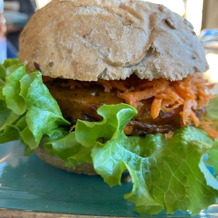 photo of Hero Burger & Delicious burger ortolano shared by @tattavegan on  06 Nov 2022 - review