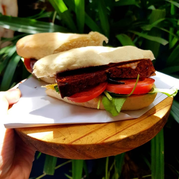 photo of Ju Villa Crespo Sandwich de tofu marinado shared by @noeschulz on  17 Nov 2022 - review