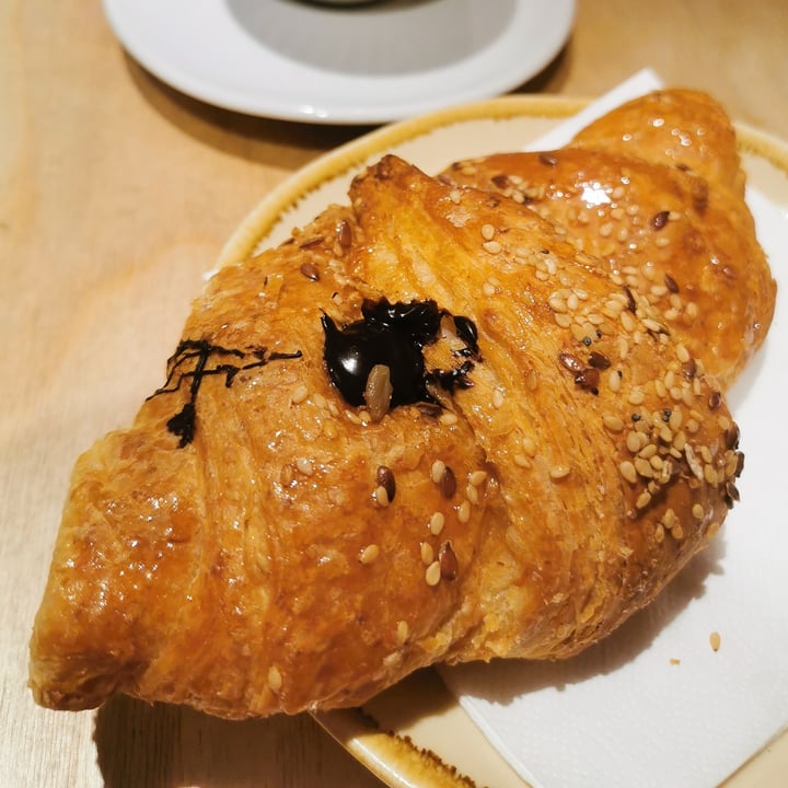 review photo of Shake Café Vegan chocolate croissant shared by @storiedipaneecucina on 28 Nov 2022 - review