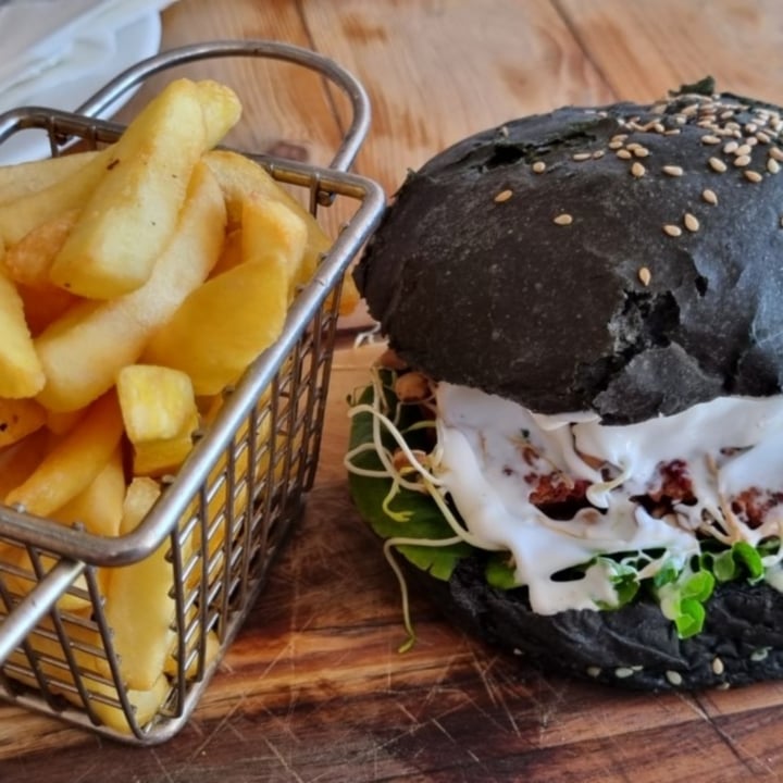 photo of Ubuntu Ground Cafe Vegan Moon Burger shared by @livingkindly on  07 Jun 2022 - review