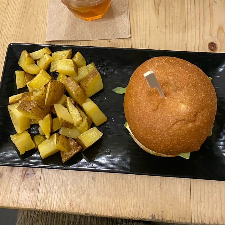 photo of ...IDEM CON PATATE Panino burger Beyond meat shared by @arthurlee on  13 Nov 2022 - review