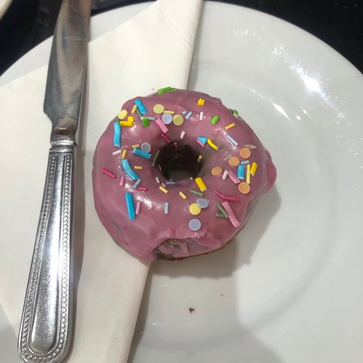 photo of Rose & Grant's Deli Cafe Berry Hibiscus Donut shared by @brandonthefruit on  11 May 2021 - review