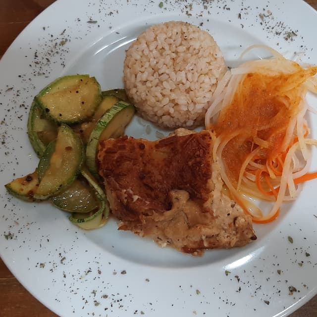 Photo of the dish “Abobrinha salteada, espaguete de legimes ao molho de manjericão,  arroz cateto integral, lasanha de queijo vegana.”