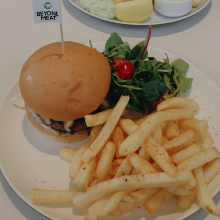 photo of Green Common Singapore Beyond Burger Black shared by @hiiamyulin on  12 Apr 2021 - review