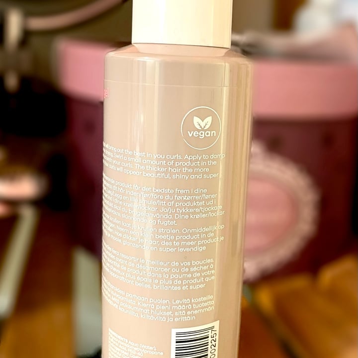 photo of Curl Girl Nordic curling gel shared by @thecurvyblondevegan on  17 Jun 2022 - review