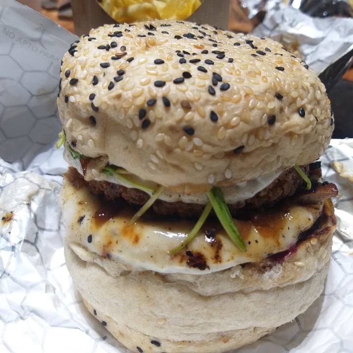review photo of LA burger Hamburguesa LaBlu shared by @veganoconsciente on 05 Jun 2022 - review