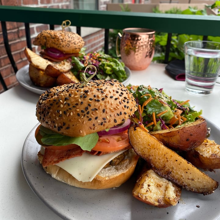 photo of H123 (Hello123 - St Henri) Cheese Burger shared by @sauphya on  09 Sep 2020 - review