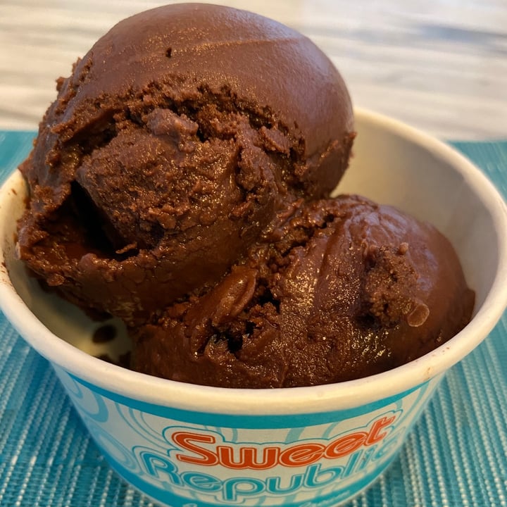 review photo of Sweet Republic Vegan chocolate ice cream shared by @mamtavalderrama on 15 Sep 2020 - review