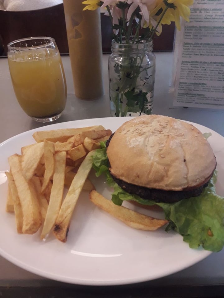 photo of Loving Hut Hamburguesa De Hongos shared by @naymecuenca on  11 Aug 2019 - review