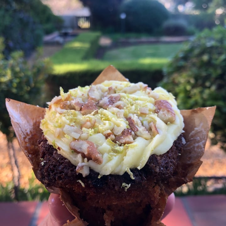 photo of Peregrine Farm Stall Vegan Carrot Cupcake shared by @mothercitymatt on  16 May 2021 - review