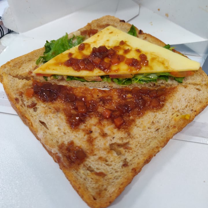 photo of Simply Lunch  Very Cheesy Vegan Ploughman's shared by @andrewapm on  06 Jun 2022 - review