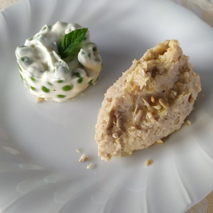 photo of Fattoria e Agriturismo La Capra Campa hummus di ceci e tortino di maionese alla menta con piselli shared by @illa on  18 Sep 2022 - review