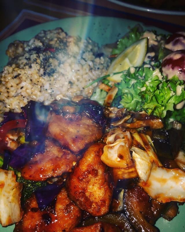 Foto del piatto “Vegan plate, sweet and sour chicken and ice cream”