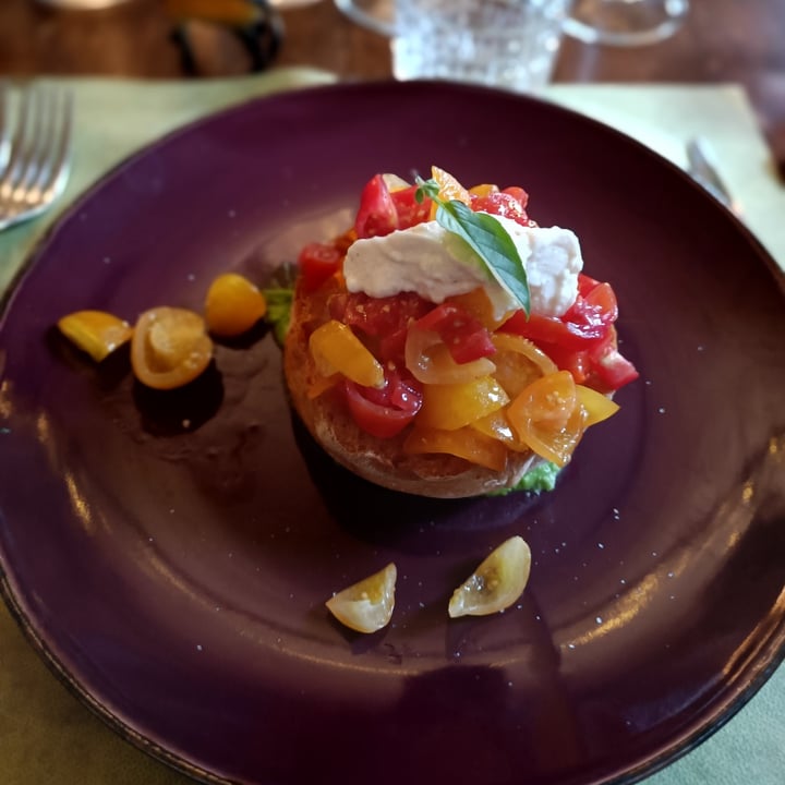 review photo of L'OV Osteria Vegetariana fresella Rustica Con Burrata E Pomodorini Colorati shared by @marinatartaruga on 30 Jun 2022 - review