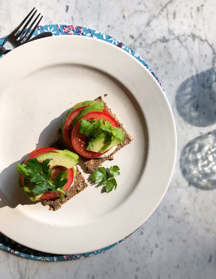 photo of COMO Uma Ubud Nut and seed flatbread with cashew nut hummus, avocado, tomato, and rocket shared by @akm on  21 Jun 2018 - review