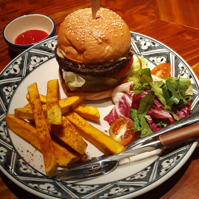 菜肴“Mushroom Chickpeas Burger with Fries and Salad”的照片