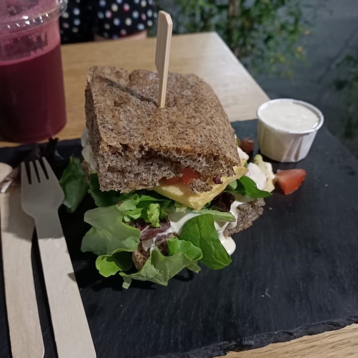 photo of #RAW VEGAN FIRENZE Chickcheese Sandwich shared by @selenagasparetto on  22 Sep 2021 - review