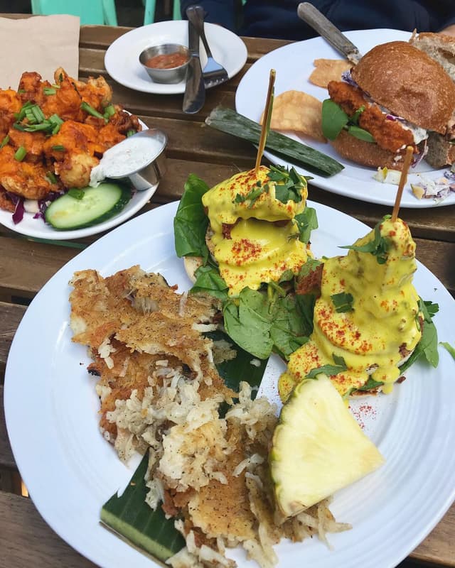 Photo du plat “Fried Avocado Benedict”