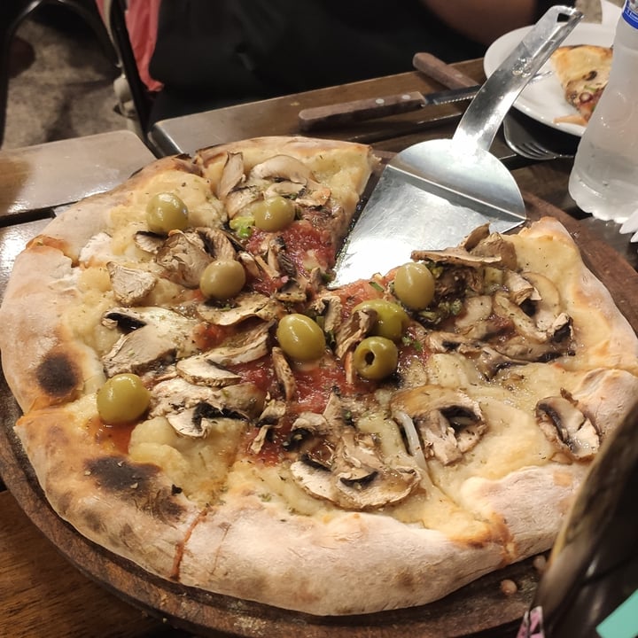 photo of Pasillo 74 PIZZERÍA Pizza de Champiñones shared by @martinpaezi on  21 Dec 2021 - review