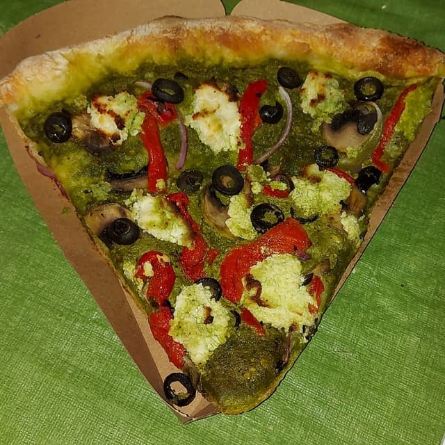 「Olive And Feta Pizza」の料理の写真