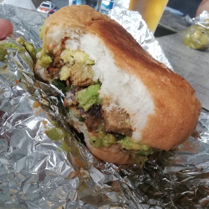 photo of VeganMunch Guacamole Fakeon shared by @karenmf95 on  26 Jul 2020 - review