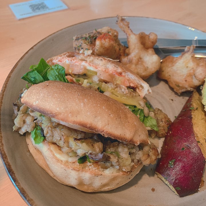 photo of Real Food Barley and Mushroom Burger shared by @muffinpuff on  15 Nov 2022 - review
