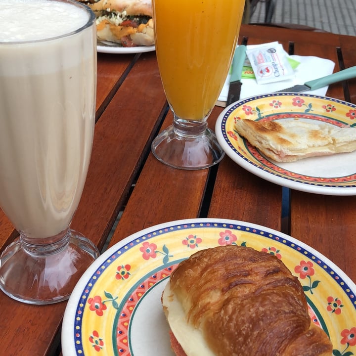 review photo of Almacén De La Plaza Vegan Medialuna Con JyQ Vegan shared by @paoladavaloss on 18 Apr 2022 - review