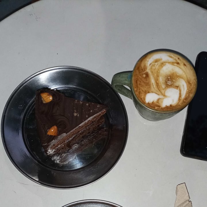 photo of Bioma plant based café Porción torta Bruce shared by @julisvegan on  02 Mar 2022 - review