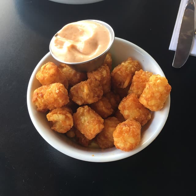 菜肴“Tater Tots with Yum Yum Sauce”的照片