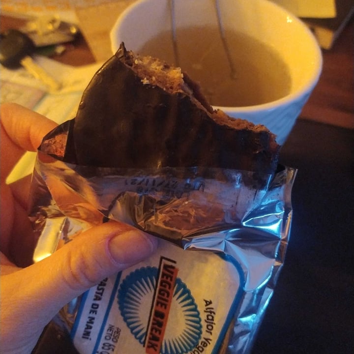 review photo of Veggie Break Alfajor Vegano Relleno de Pasta de Mani shared by @viqui17 on 02 Dec 2021 - review