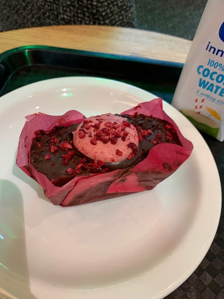 review photo of Starbucks Raspberry Chocolate Cake shared by @veganaustria on 23 Feb 2020 - review
