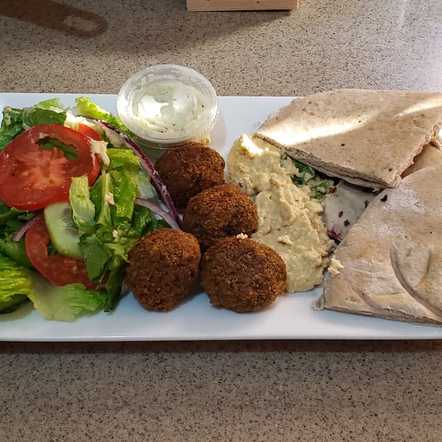 Foto do prato “Falafel acompañado de hummus, ensalada y pan pita”