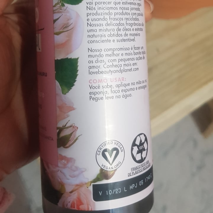 photo of Love Beauty and Planet Manteiga de Murumuru & Rosas Sabonete Liquido Maos e Corpo shared by @mariaantonia08 on  17 Apr 2022 - review