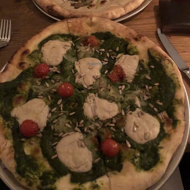 菜肴“Basil Sunflower Pesto Pizza”的照片