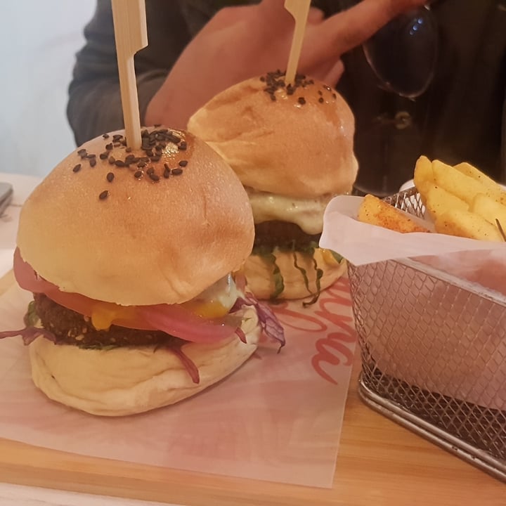 photo of Pura Vida veggie and vegan Mini hamburguesas shared by @catacc on  21 Apr 2021 - review
