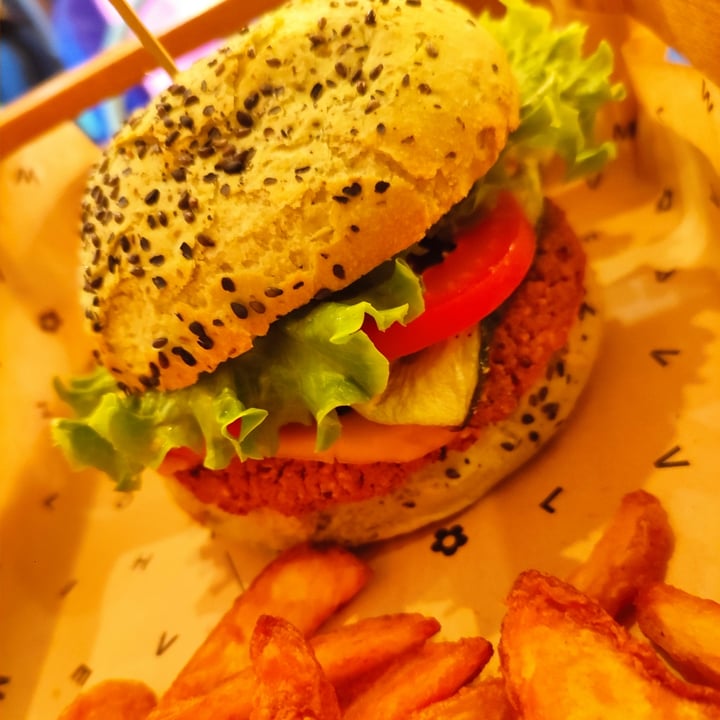 photo of Flower Burger Jungle burger (limited edition) shared by @ambras on  21 Nov 2022 - review