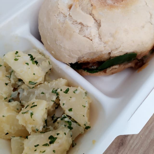 Photo of the dish “Mollete de legumbreta con ensalada de patatas”