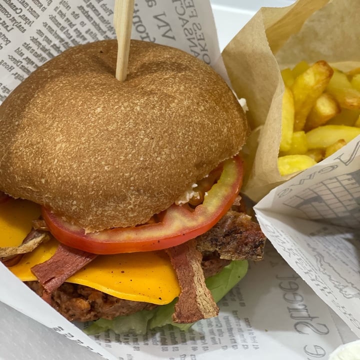 photo of iVeganEAT! Bacon Cheese Burger shared by @loveg on  20 Nov 2022 - review