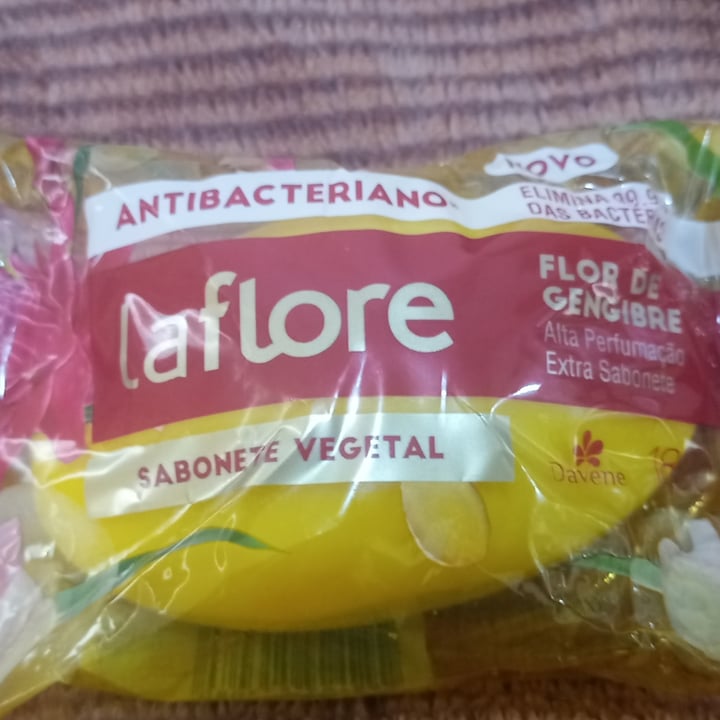 photo of Davene La Flore - Sabonete Vegetal Flor De Gengibre shared by @filipeklein on  12 May 2022 - review