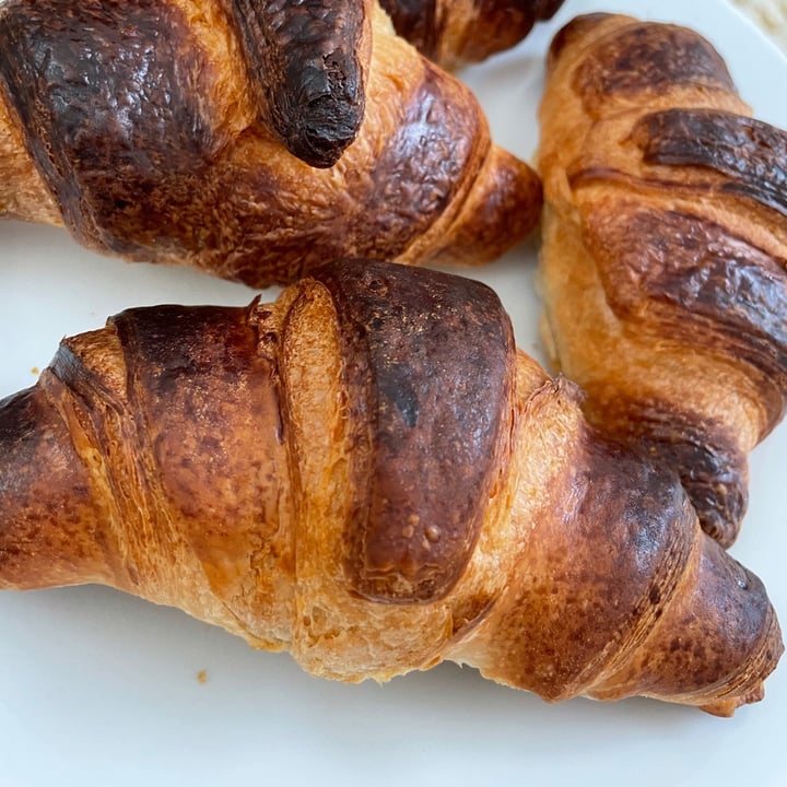 photo of Pret A Manger Frozen Vegan Croissants shared by @lavievegetale on  30 May 2021 - review