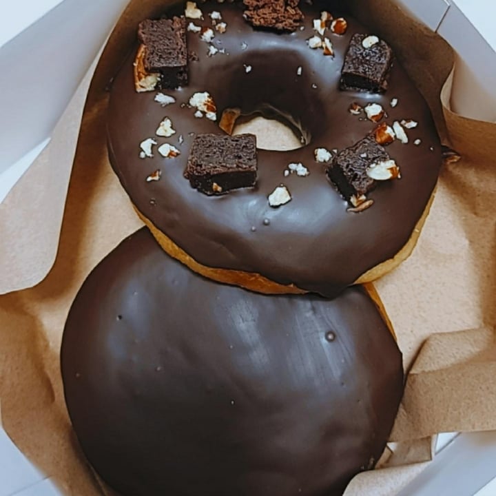 photo of VegAmazing Doughnuts Donut de chocolate con brownie shared by @gailgens on  11 Feb 2021 - review