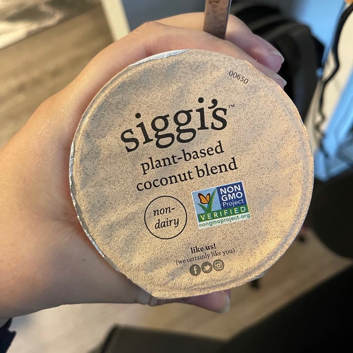 photo of siggi’s Siggis Raspberry Non-dairy Yogurt shared by @elliejeanmcd on  06 Aug 2021 - review
