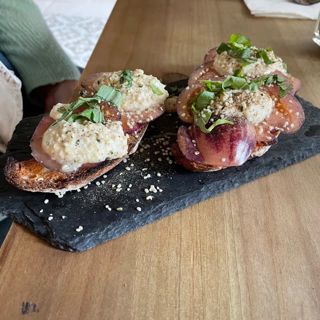 Foto del plato “Tostada Tomate Y Queso De Anacardos”