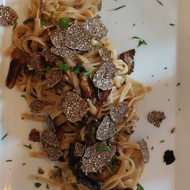 photo of Status Quo tagliatelle ai funghi porcini con tartufo nero shared by @francescapannone78 on  26 Nov 2022 - review