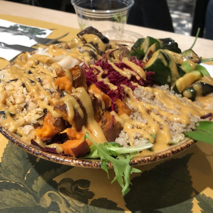 photo of Shake Café Vegan Bowl shared by @elenapelliccia on  12 Mar 2022 - review