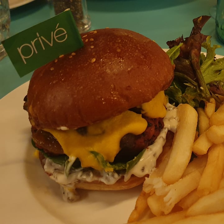 photo of Privé Asian Civilisations Museum Plant-Based Truffled Mushroom Swiss Burger shared by @gweiting on  19 Jul 2020 - review