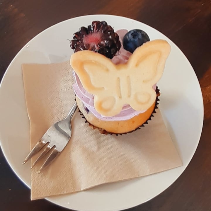 photo of Tauer Bakery Cupcake Violetta shared by @rawnen on  20 Jun 2022 - review